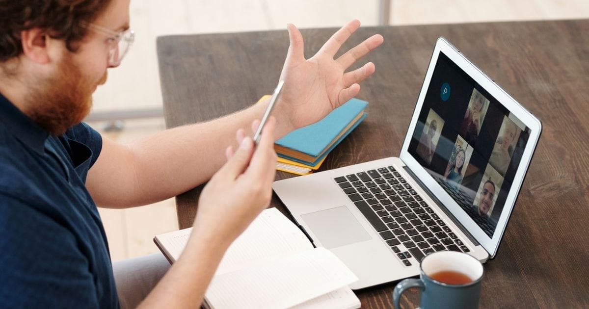 Peserta mengikuti kelas daring lewat laptop sambil mencatat materi
